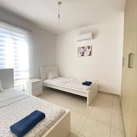 2bds Apt With Pool & Seaview
